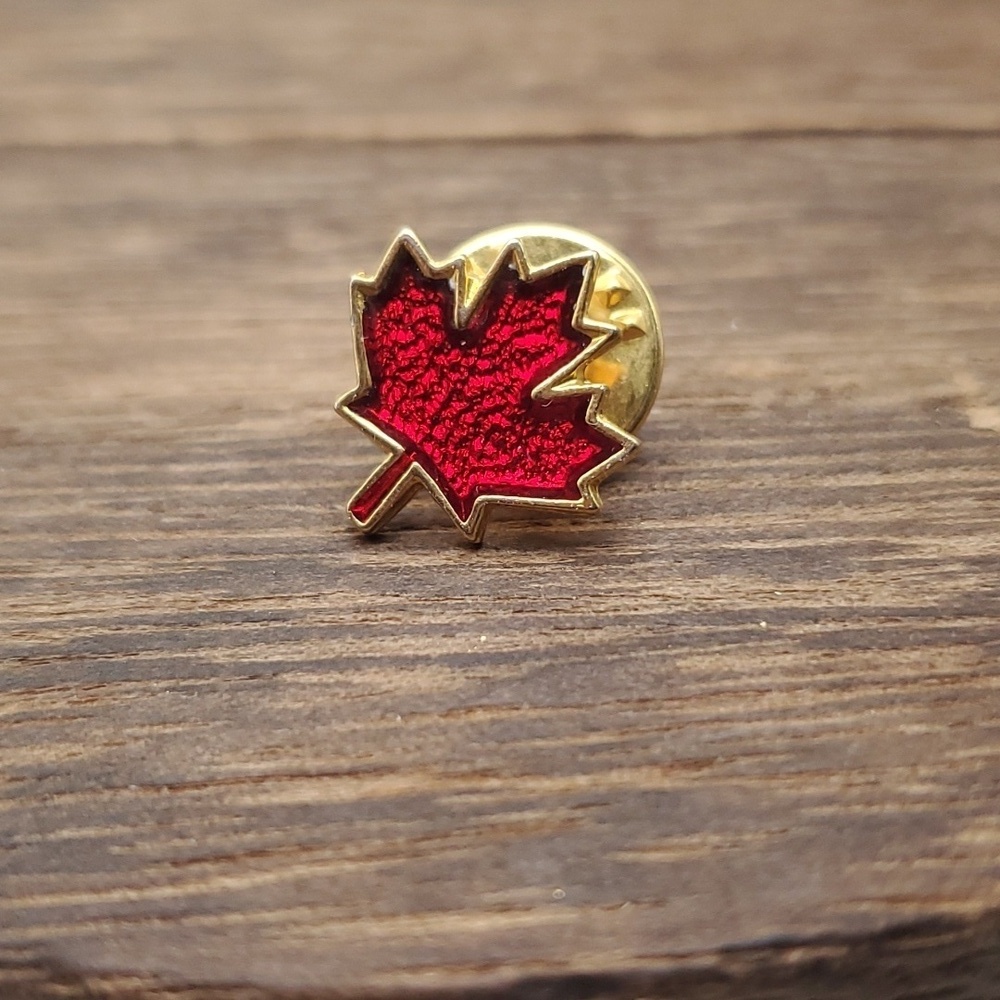 Maple‎ leaf canda pin vintage B440